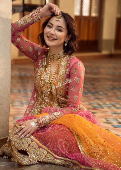 Aik Jhalak | Crimson X Saira Shakira Wedding Collection ' 22 | D4 Mehndi Galore - Image 4